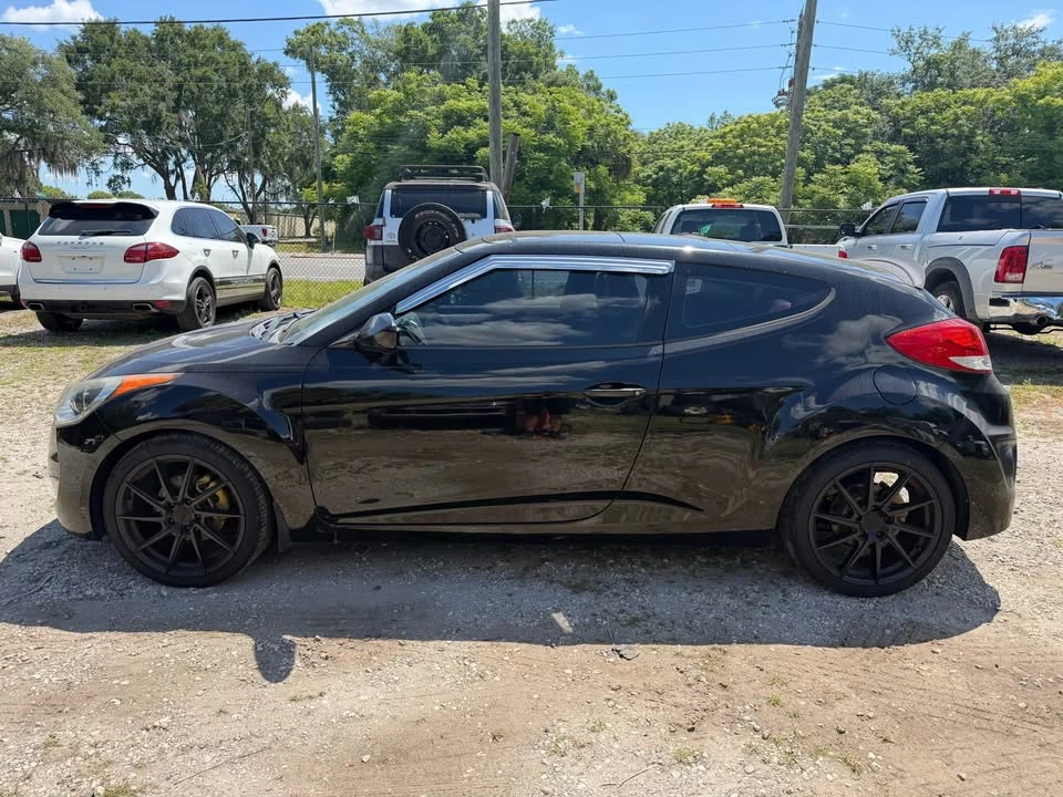 2013 Hyundai Veloster - Image 2 of 19
