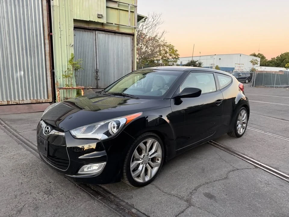 2013 Hyundai Veloster - Image 2 of 18