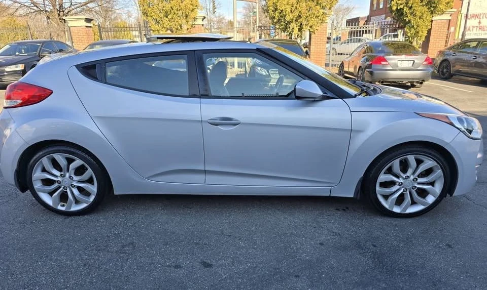 2013 Hyundai Veloster - Image 2 of 11