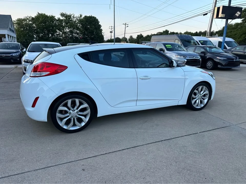 2013 Hyundai Veloster - Image 2 of 15