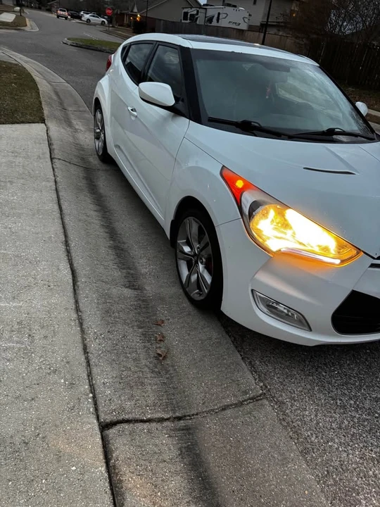 2013 Hyundai Veloster - Image 2 of 19
