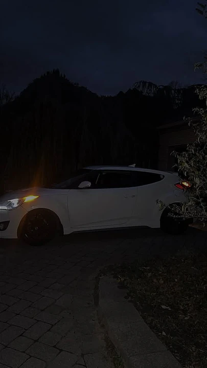 2013 Hyundai Veloster - Image 3 of 4