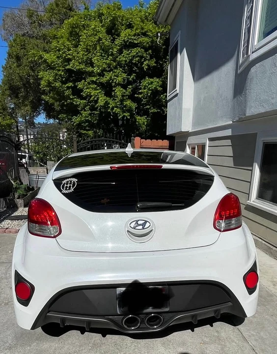 2013 Hyundai Veloster - Image 2 of 15