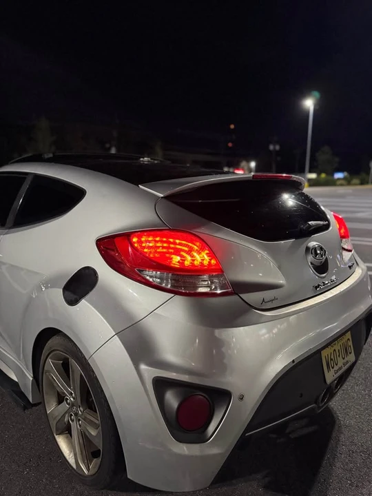 2013 Hyundai Veloster - Image 2 of 10
