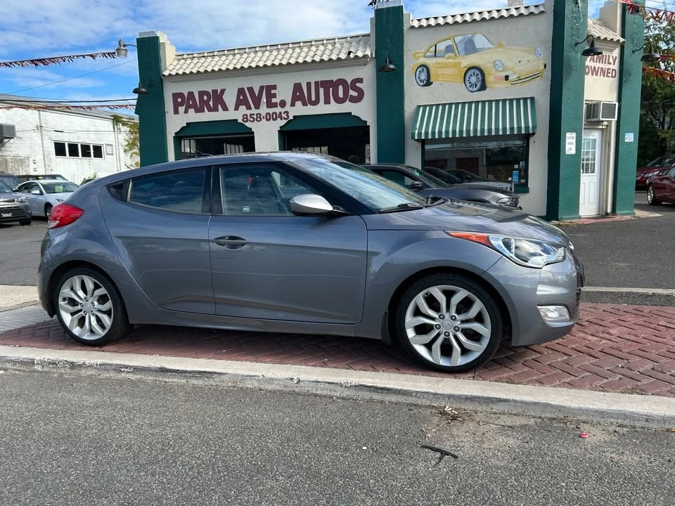 2013 Hyundai Veloster - Image 2 of 17