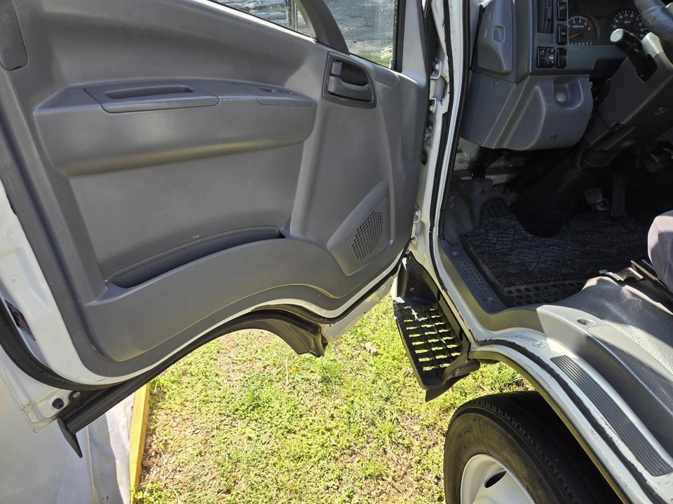 2013 Isuzu Elf - Image 23 of 31
