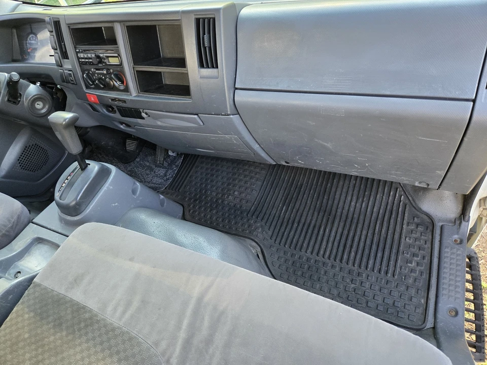 2013 Isuzu Elf - Image 25 of 31