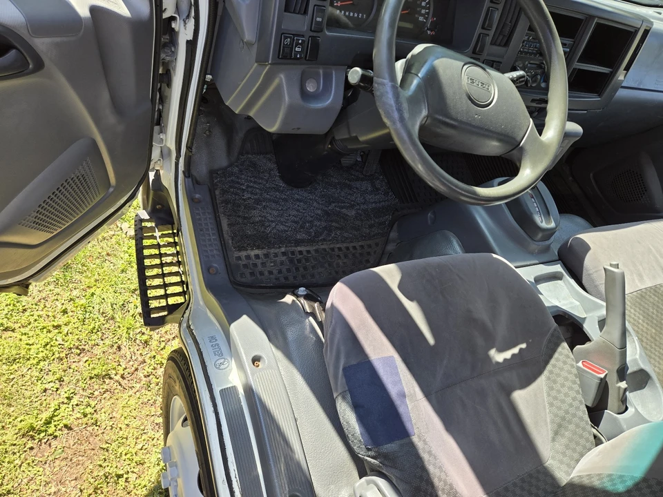 2013 Isuzu Elf - Image 20 of 31