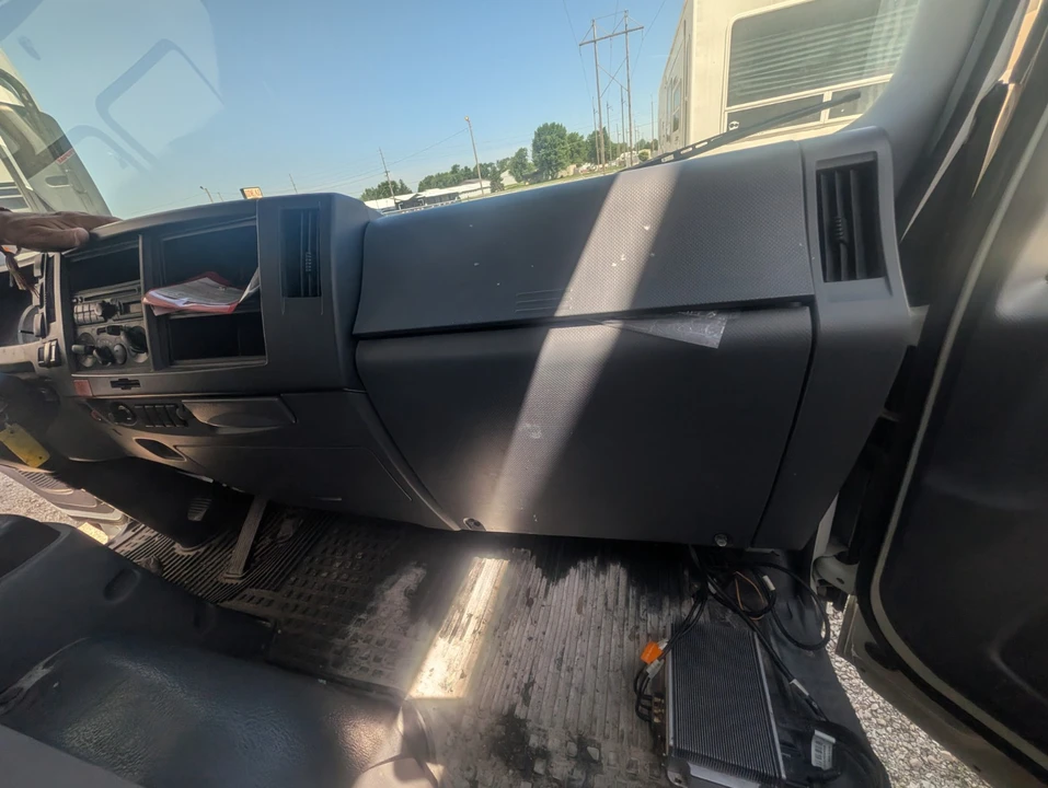 2013 Isuzu Elf - Image 10 of 17