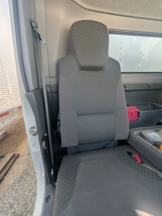 2013 Isuzu Elf - Image 11 of 17
