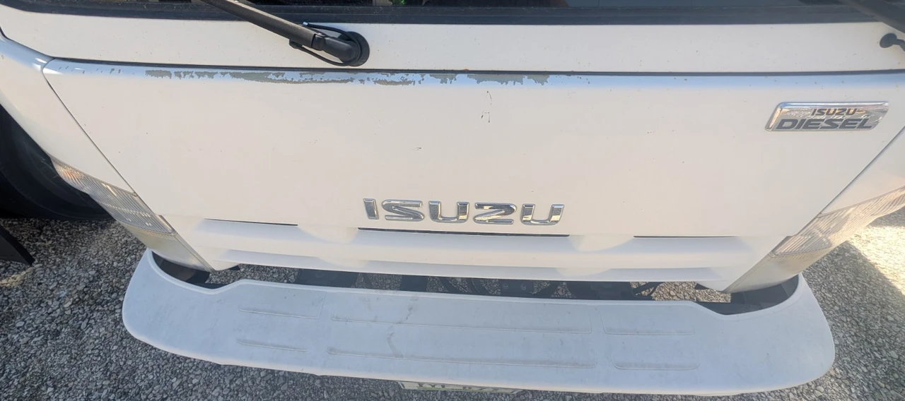 2013 Isuzu Elf - Image 17 of 17