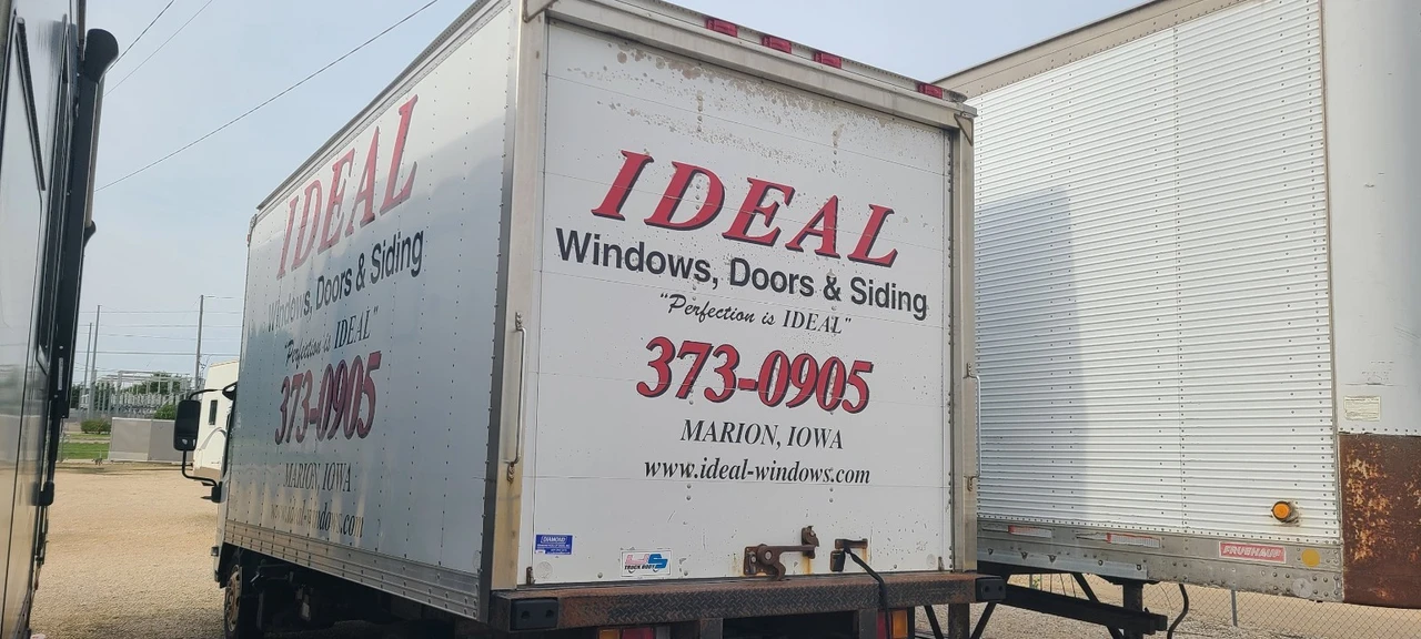 2013 Isuzu Elf - Image 2 of 17