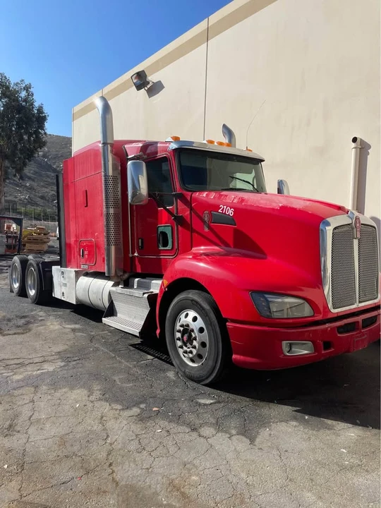 2013 Kenworth - Image 2 of 8