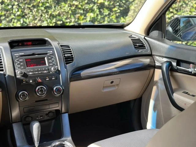 2013 Kia Sorento - Image 17 of 21