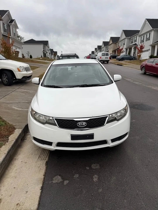 2013 Kia Forte - Image 4 of 10
