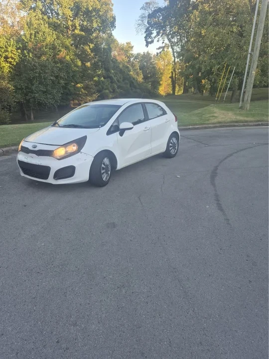 2013 Kia Rio - Image 6 of 8