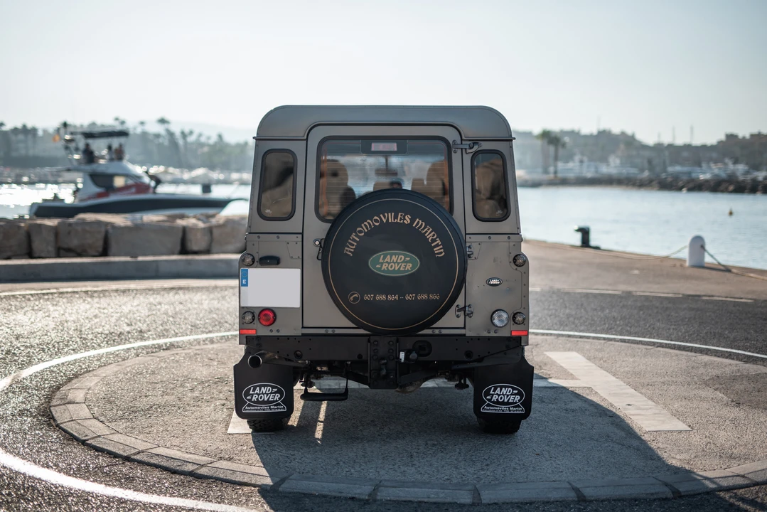 2013 Land Rover Defender 110 - Image 14 of 31
