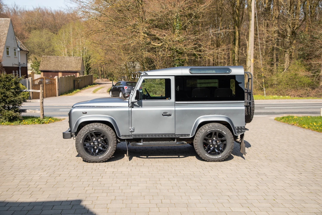 2013 Land Rover Defender 90 - Image 5 of 31