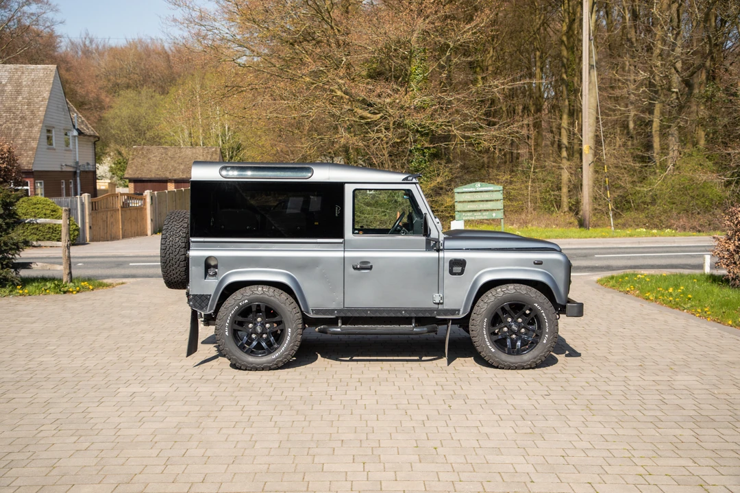 2013 Land Rover Defender 90 - Image 17 of 31