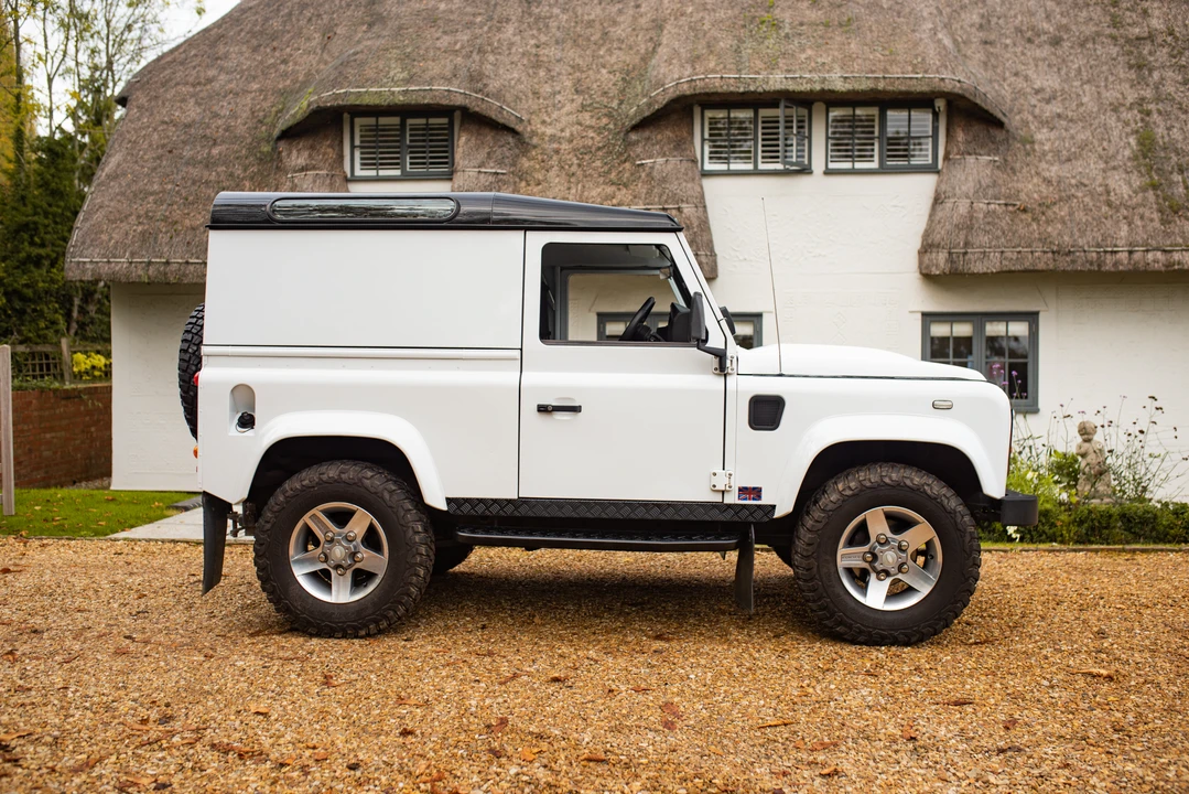2013 Land Rover Defender 90 - Image 13 of 31
