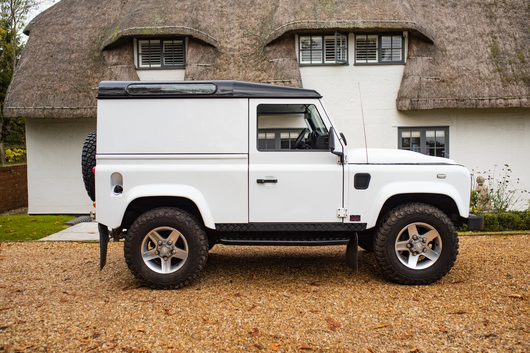 2013 Land Rover Defender 90 - Image 5 of 31