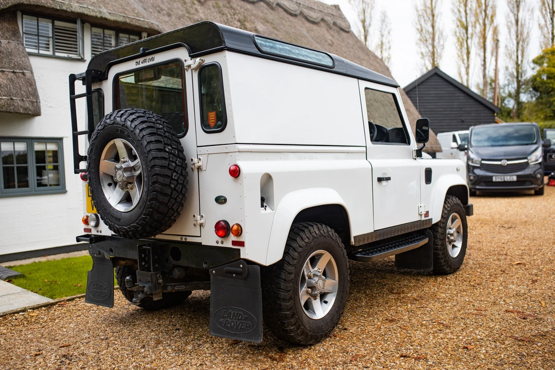 2013 Land Rover Defender 90 - Image 14 of 31