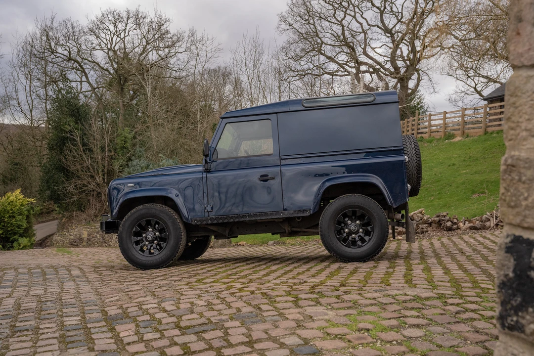 2013 Land Rover Defender 90 - Image 5 of 31