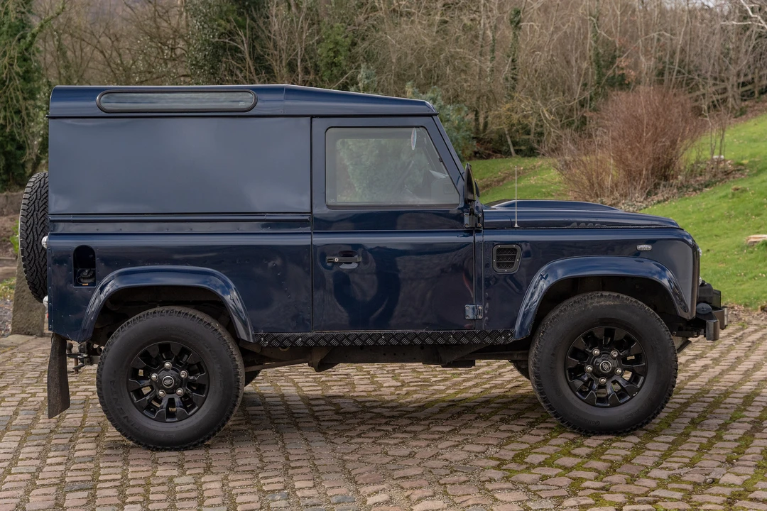 2013 Land Rover Defender 90 - Image 17 of 31