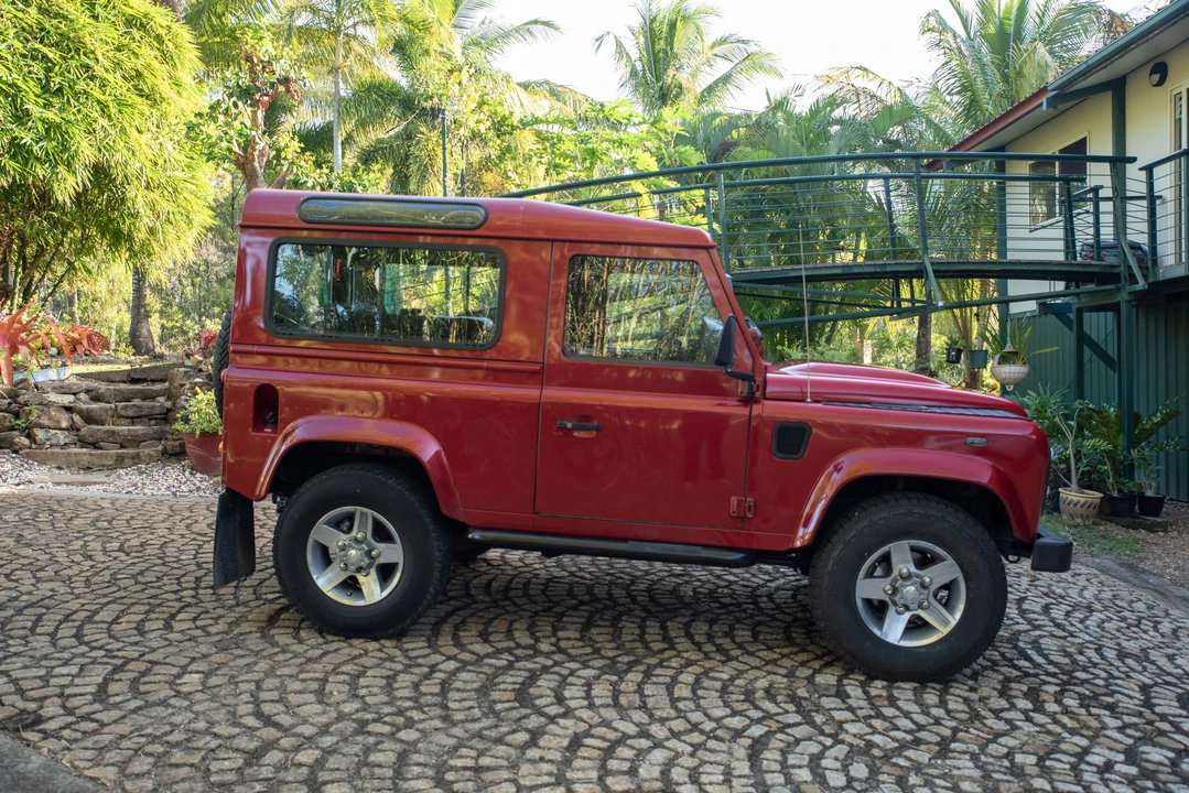 2013 Land Rover Defender 90 - Image 5 of 31