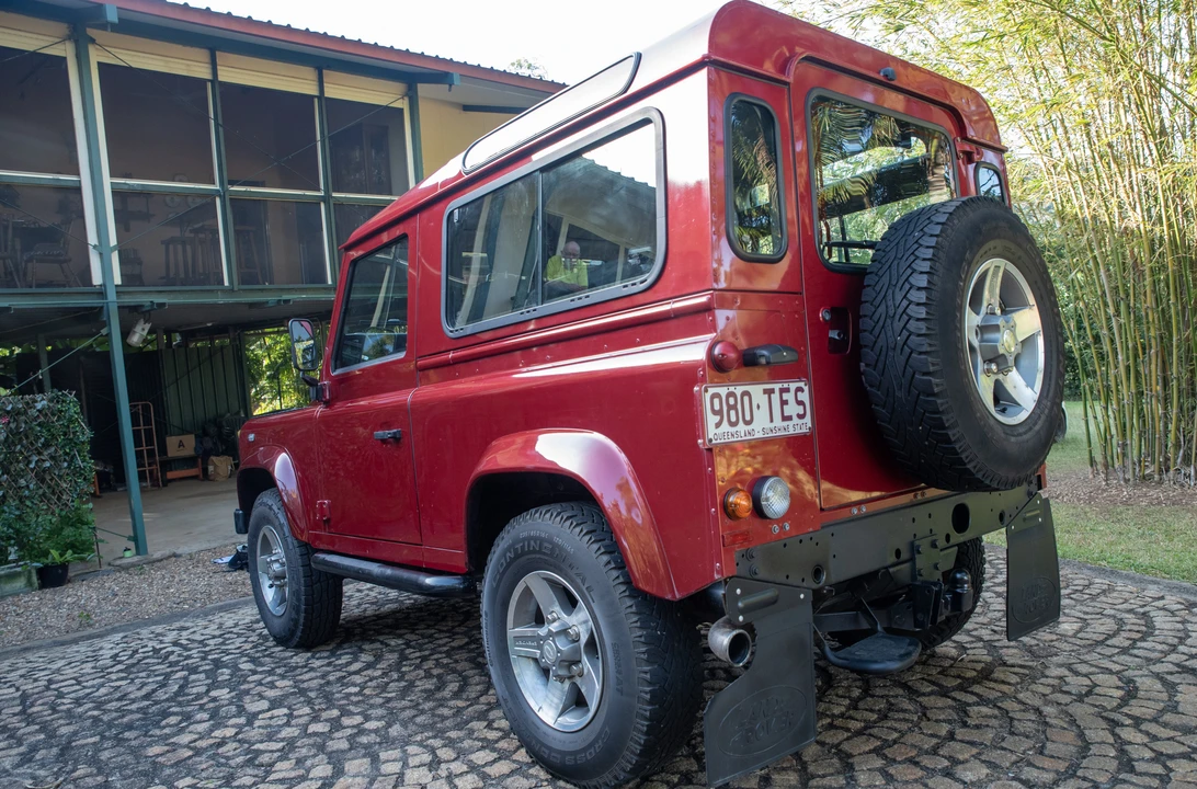 2013 Land Rover Defender 90 - Image 8 of 31