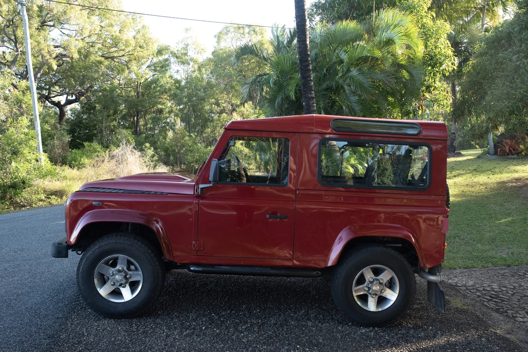 2013 Land Rover Defender 90 - Image 16 of 31