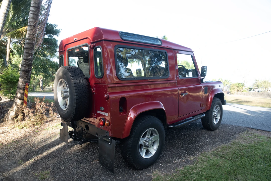 2013 Land Rover Defender 90 - Image 14 of 31