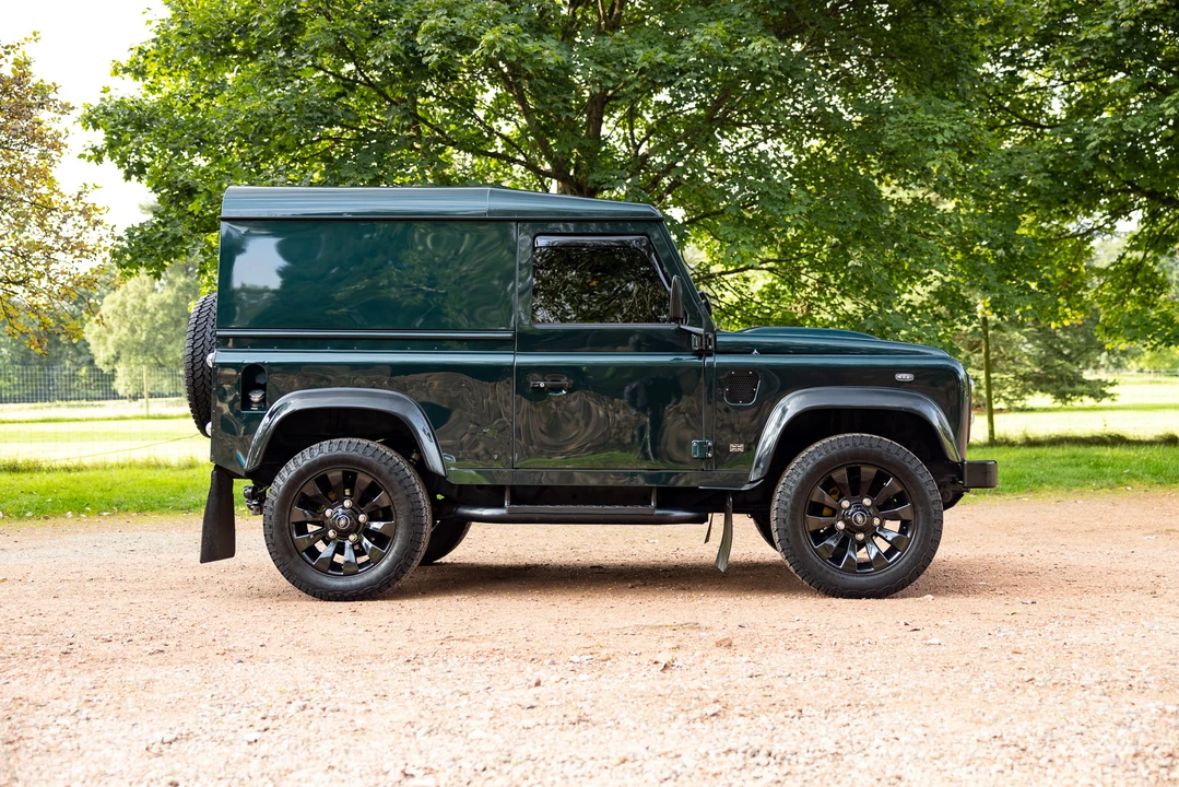 2013 Land Rover Defender 90 - Image 5 of 31