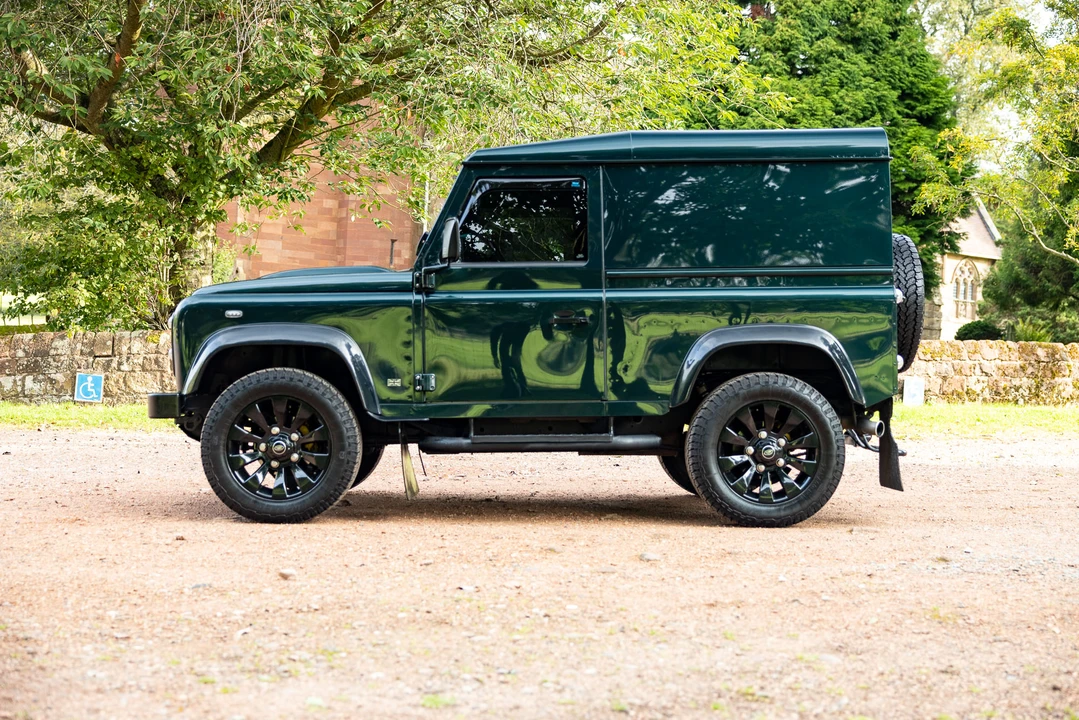 2013 Land Rover Defender 90 - Image 9 of 31