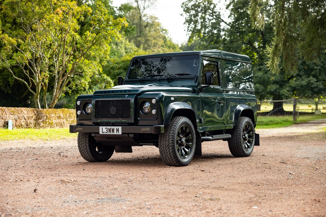 2013 Land Rover Defender 90 - Image 10 of 31