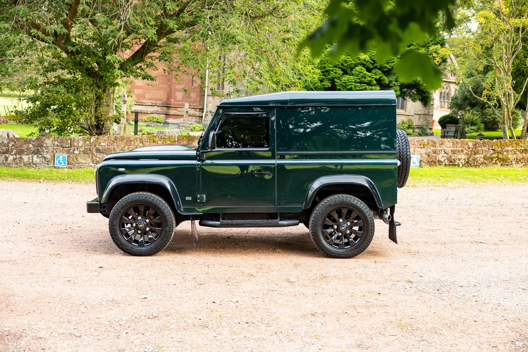 2013 Land Rover Defender 90 - Image 17 of 31