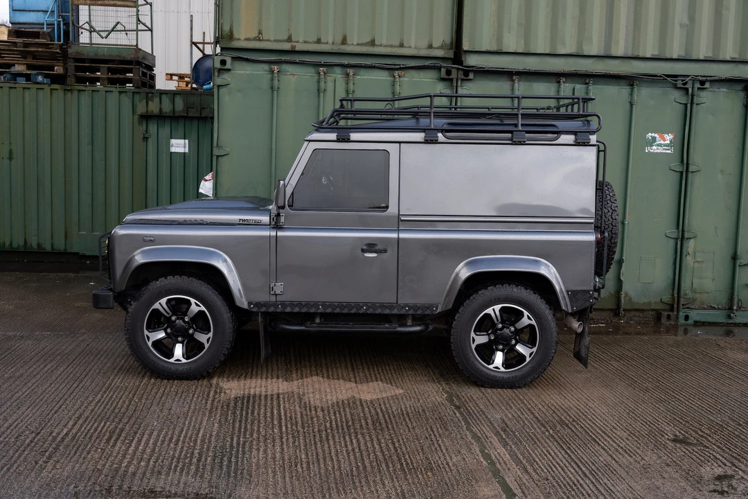 2013 Land Rover Defender 90 - Image 16 of 31