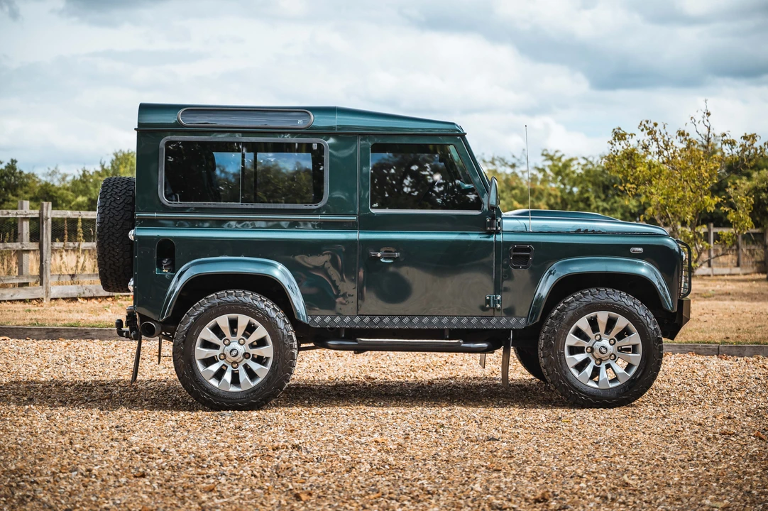 2013 Land Rover Defender 90 - Image 17 of 31