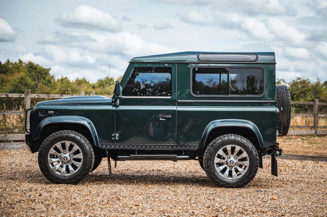 2013 Land Rover Defender 90 - Image 5 of 31