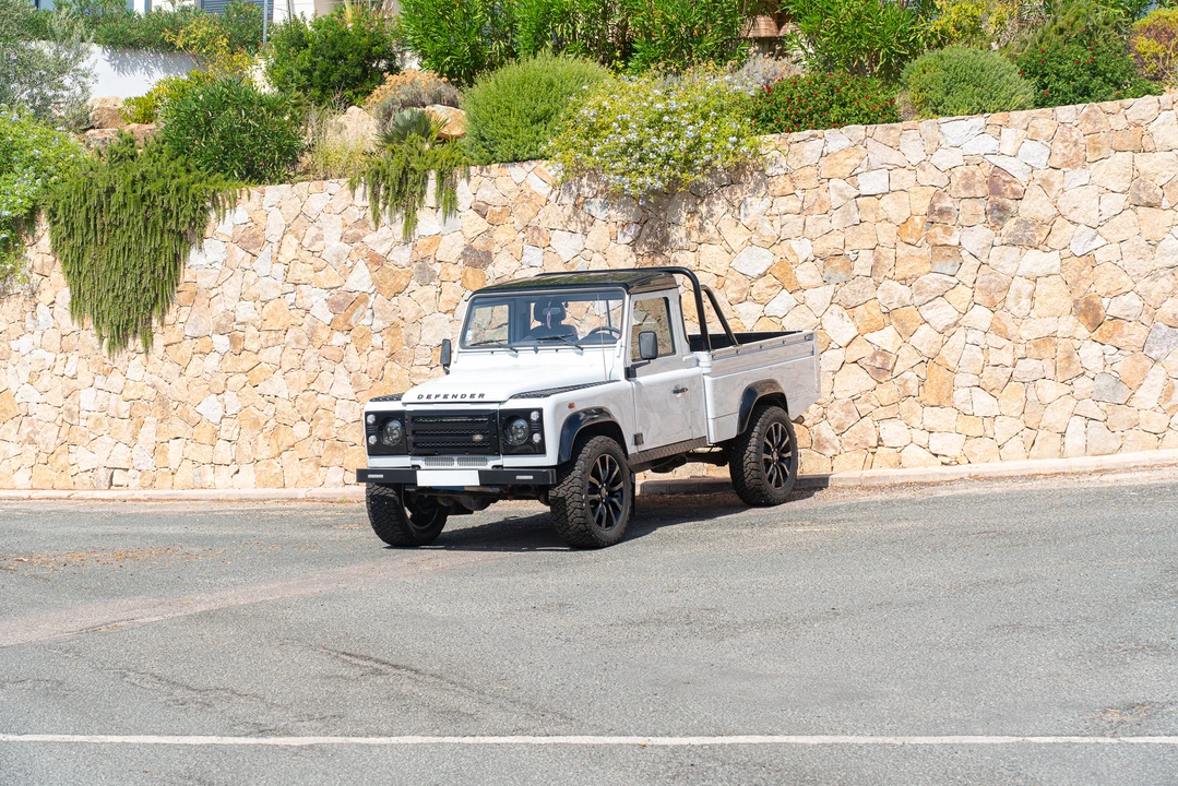 2013 Land Rover Defender 110 - Image 17 of 31