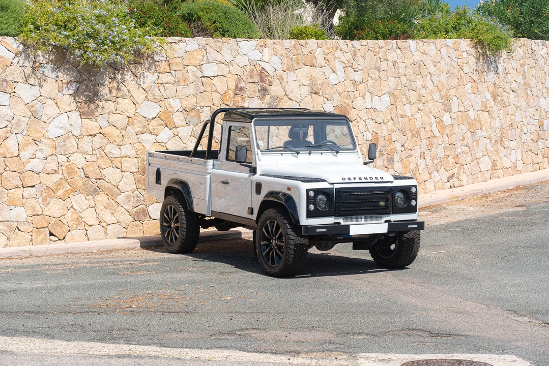 2013 Land Rover Defender 110 - Image 9 of 31