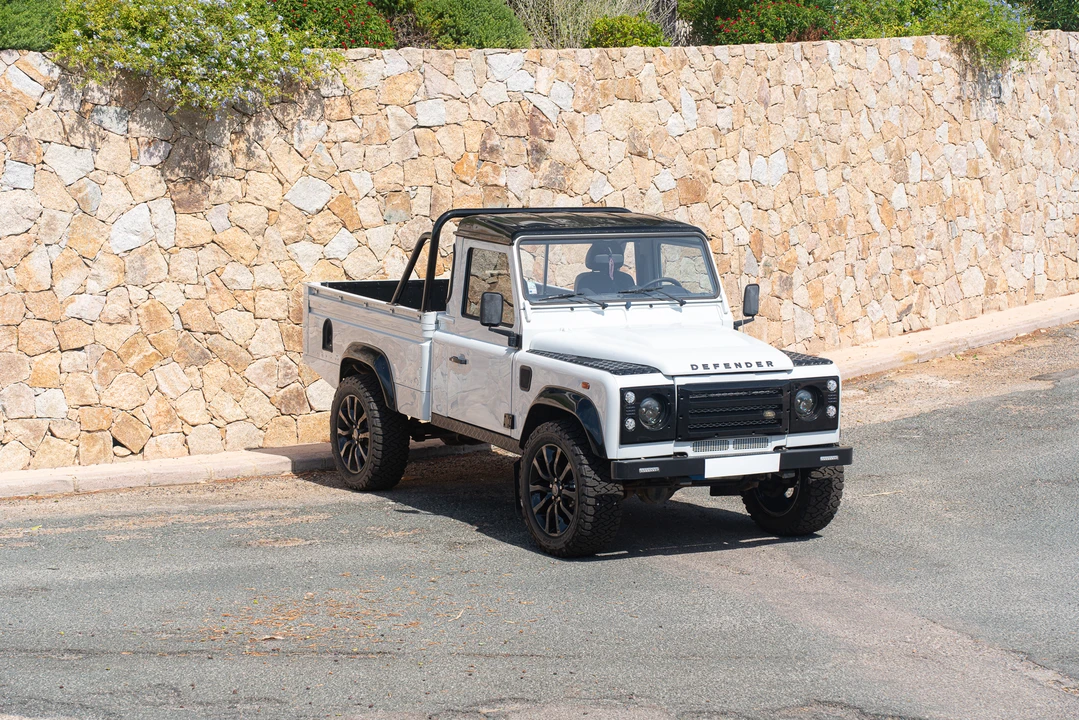 2013 Land Rover Defender 110 - Image 16 of 31