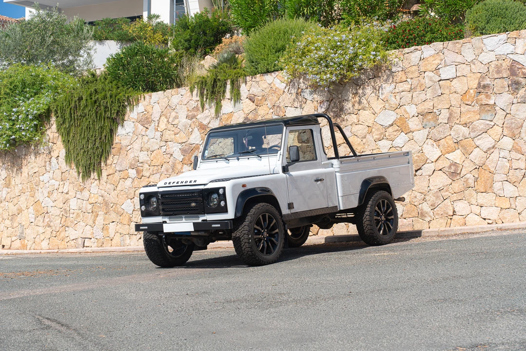 2013 Land Rover Defender 110 - Image 3 of 31