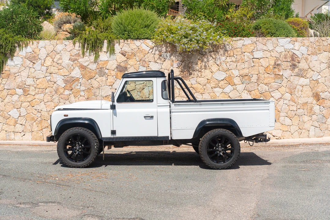 2013 Land Rover Defender 110 - Image 4 of 31
