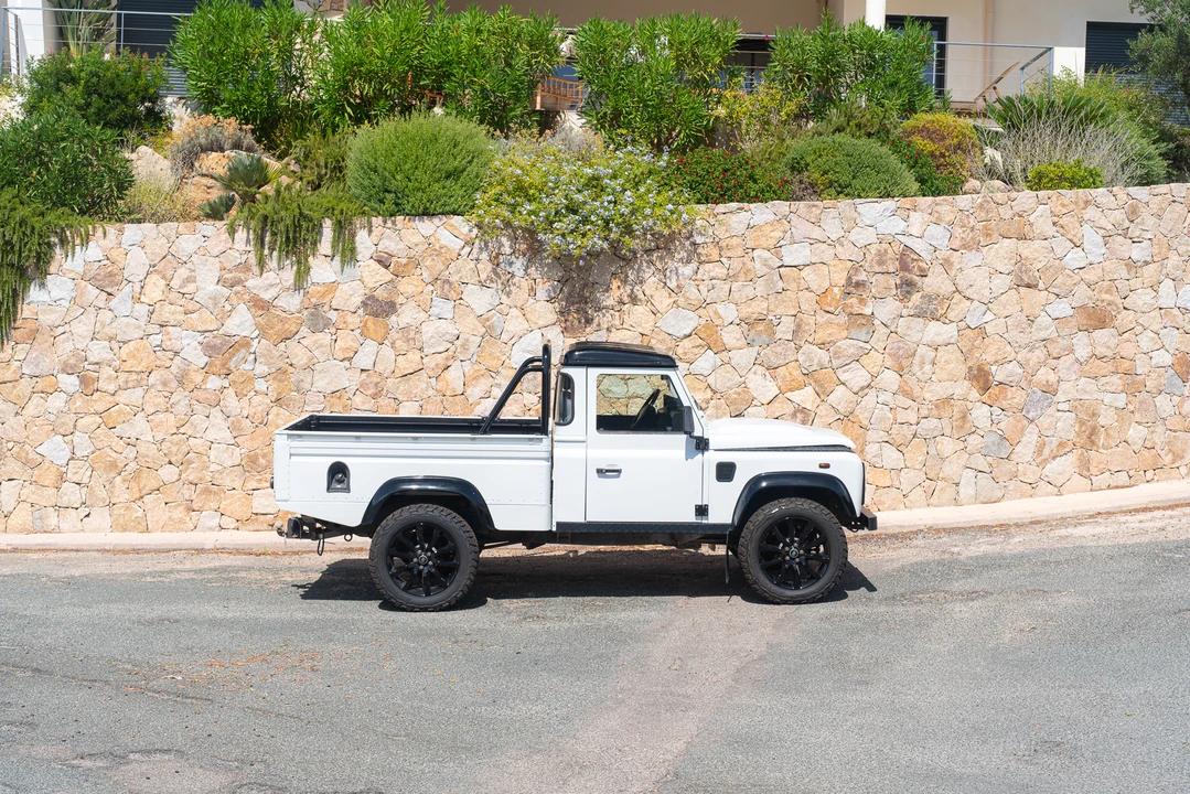 2013 Land Rover Defender 110 - Image 15 of 31