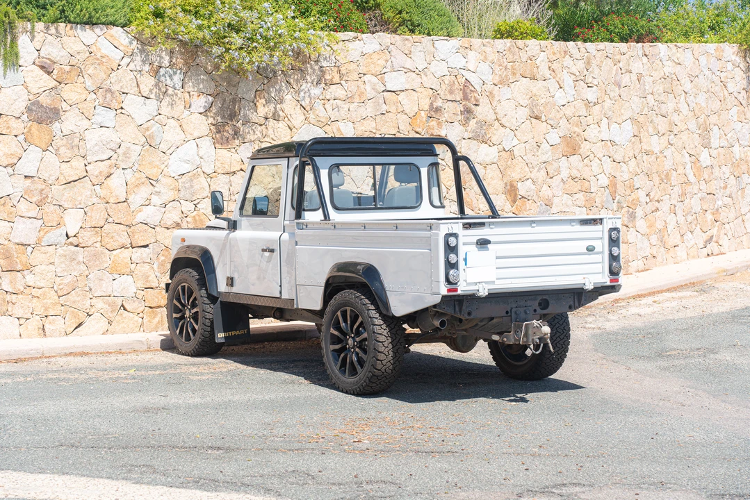 2013 Land Rover Defender 110 - Image 5 of 31