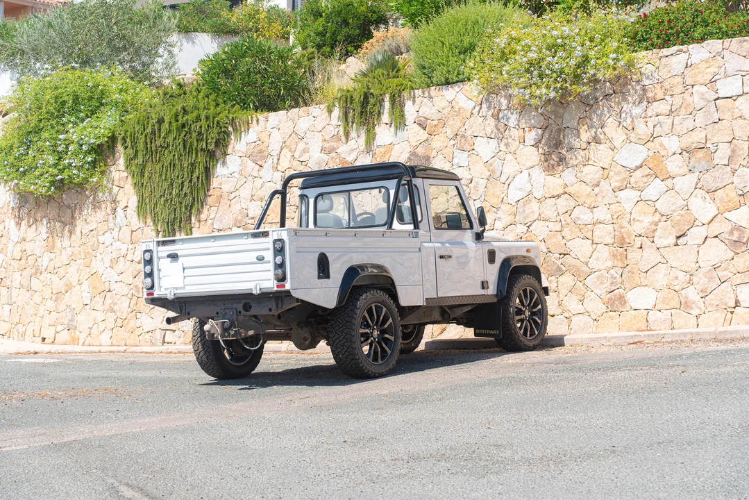 2013 Land Rover Defender 110 - Image 7 of 31