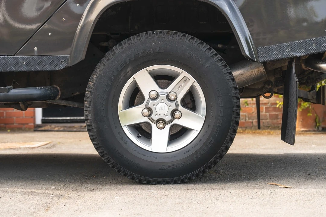 2013 Land Rover Defender 110 - Image 25 of 30