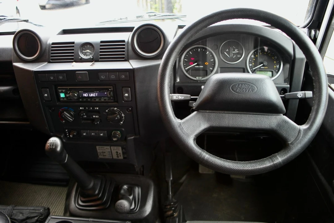2013 Land Rover Defender 110 - Image 25 of 30