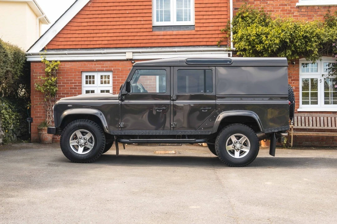 2013 Land Rover Defender 110 - Image 17 of 30